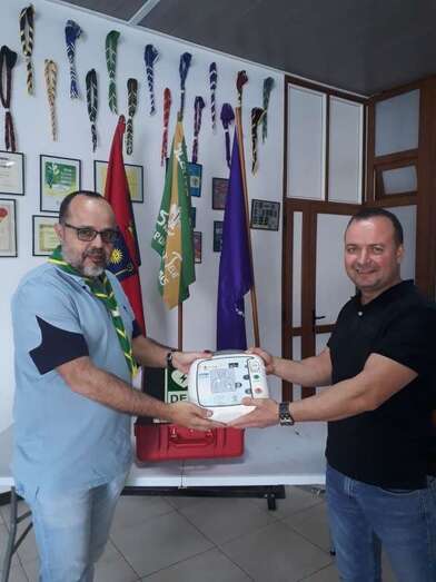 Luis	Perera,	presidente de	la	Asociación	Scouts	de	Telde	recibiendo	el	 desfibrilador	de	la mano de	Mario	Pulido, instructor de	SEMICYUC (Foto TA)